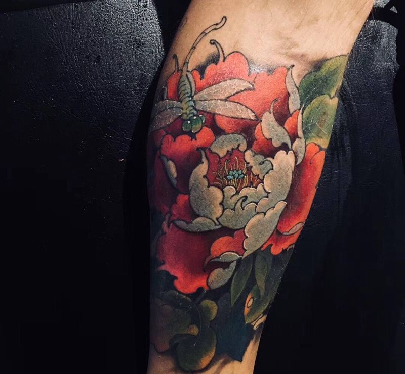 牡丹纹身图片_腿部新传统纹身图案