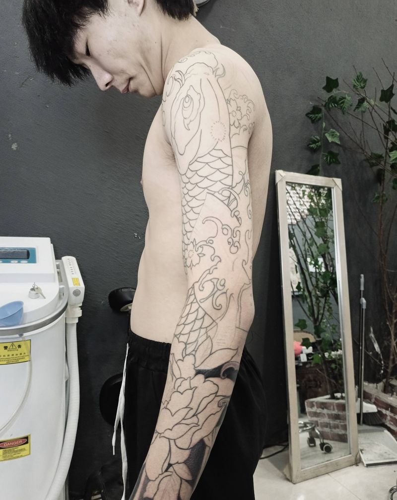 花臂鲤鱼未完成纹身图片_手臂新传统花臂鱼纹身图案