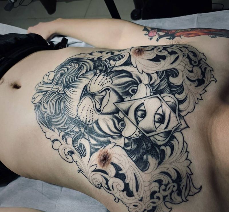 彩色大花胸 未完成纹身图片