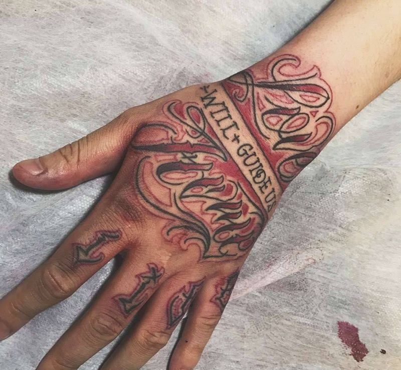 奇卡诺花体英文手背纹身图片