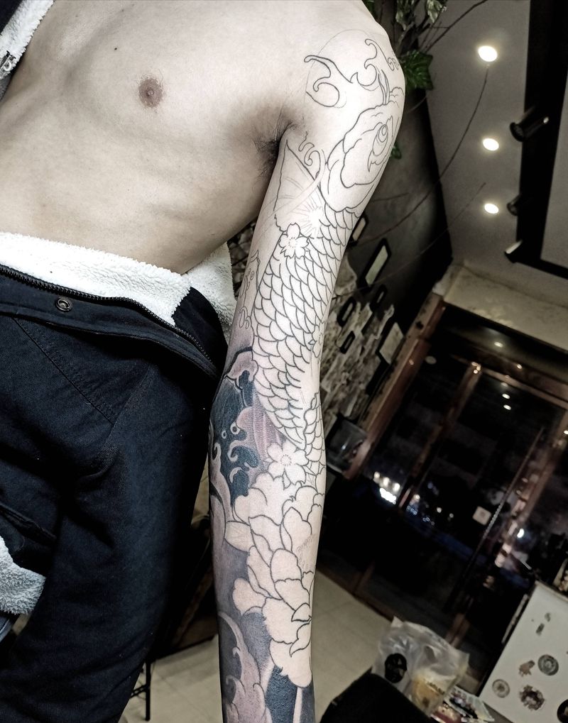 鲤鱼花臂纹身图片_手臂老传统新传统鲤鱼花臂纹身图案