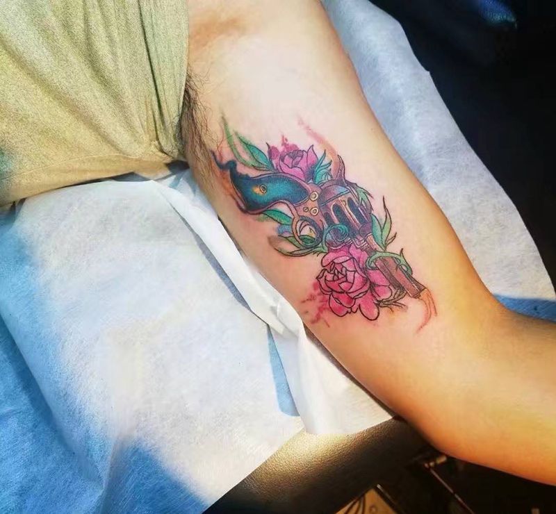 水彩手枪纹身图片