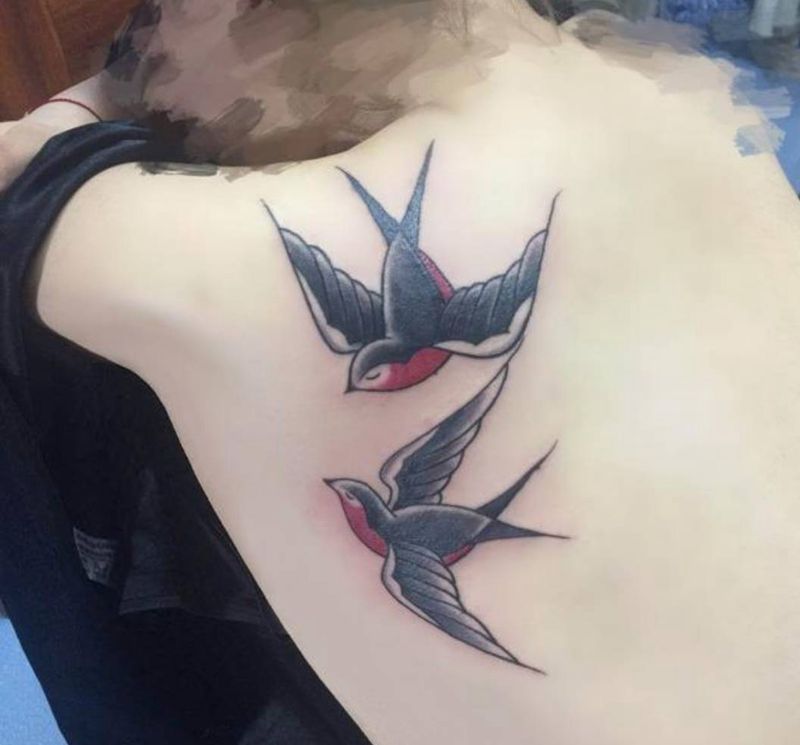 燕子纹身图片_背部肩部纹身图案