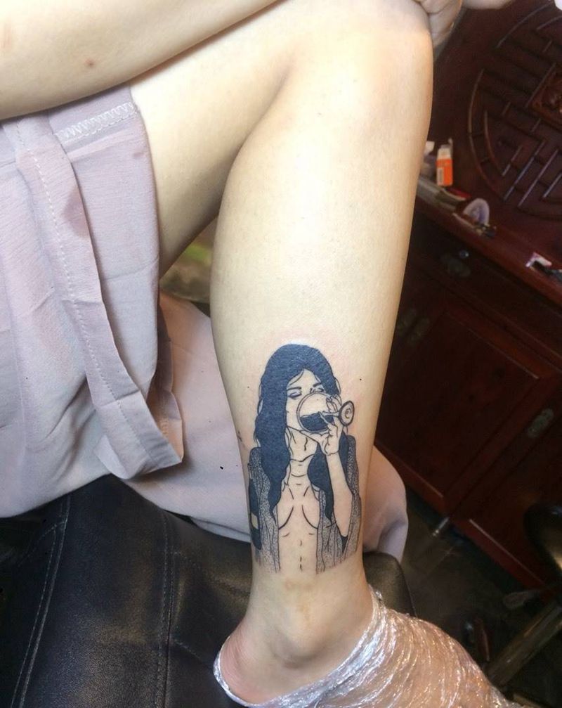 美女喝酒纹身图片