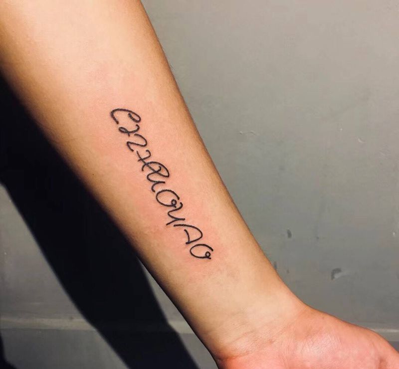 字母纹身图片_手部手臂几何纹身图案