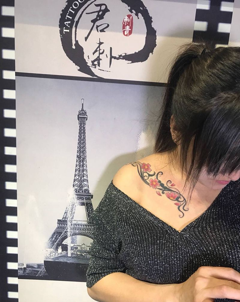 锁骨樱花纹身图片