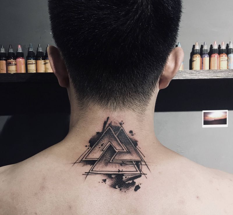 几何纹身图片_颈部几何纹身图案