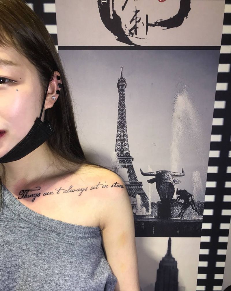 锁骨字母纹身图片