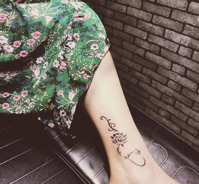 图腾荷花纹身图片