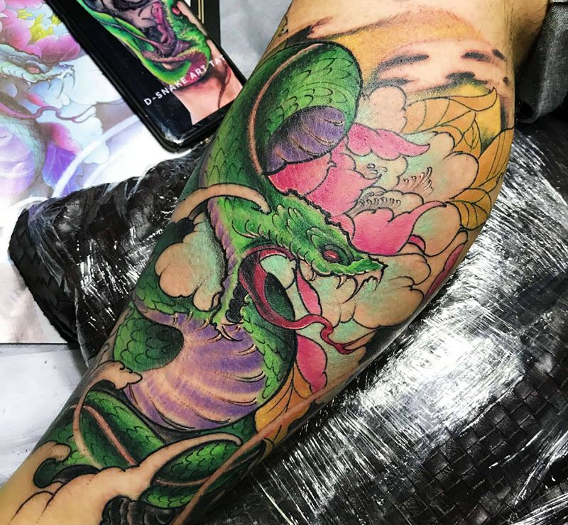 新传统彩色蟒系牡丹纹身图片