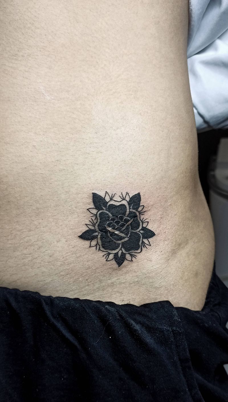 school玫瑰疤痕遮盖纹身图片_腹部Old School玫瑰疤痕遮盖school纹身图案