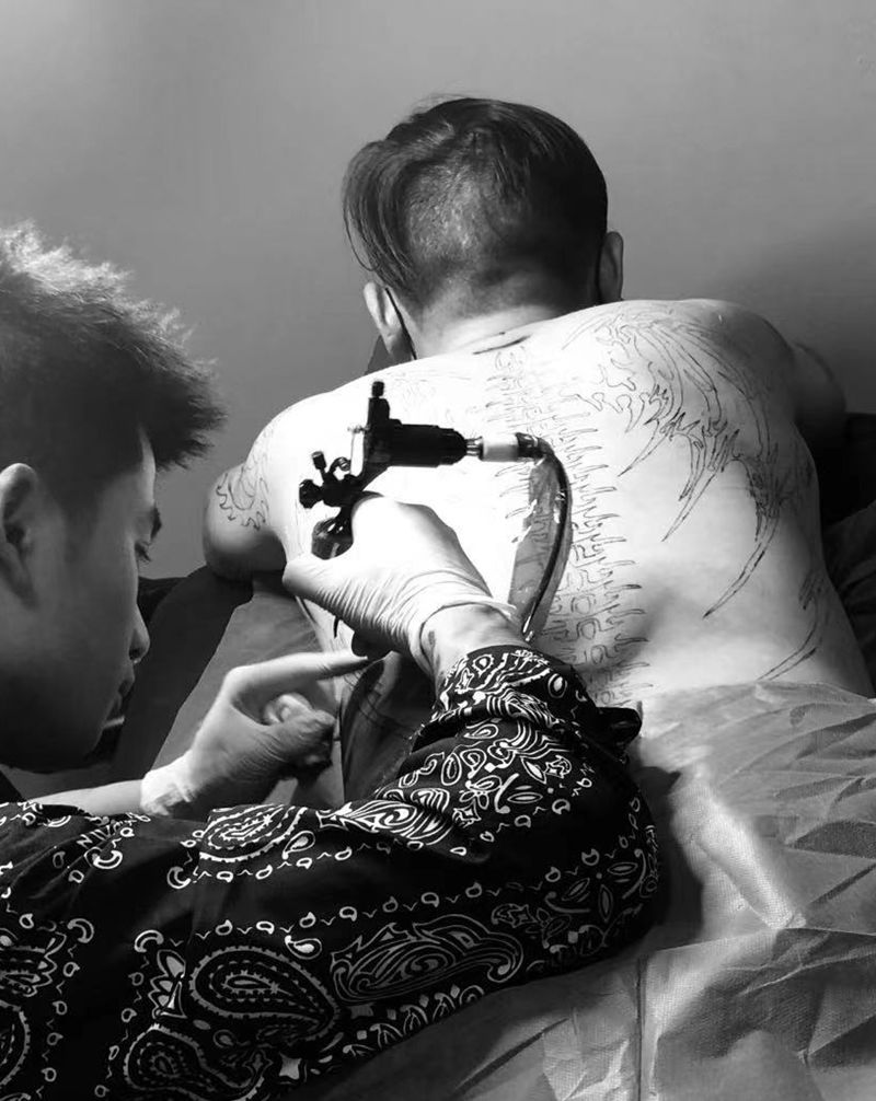 翅膀纹身图片_背部纹身图案