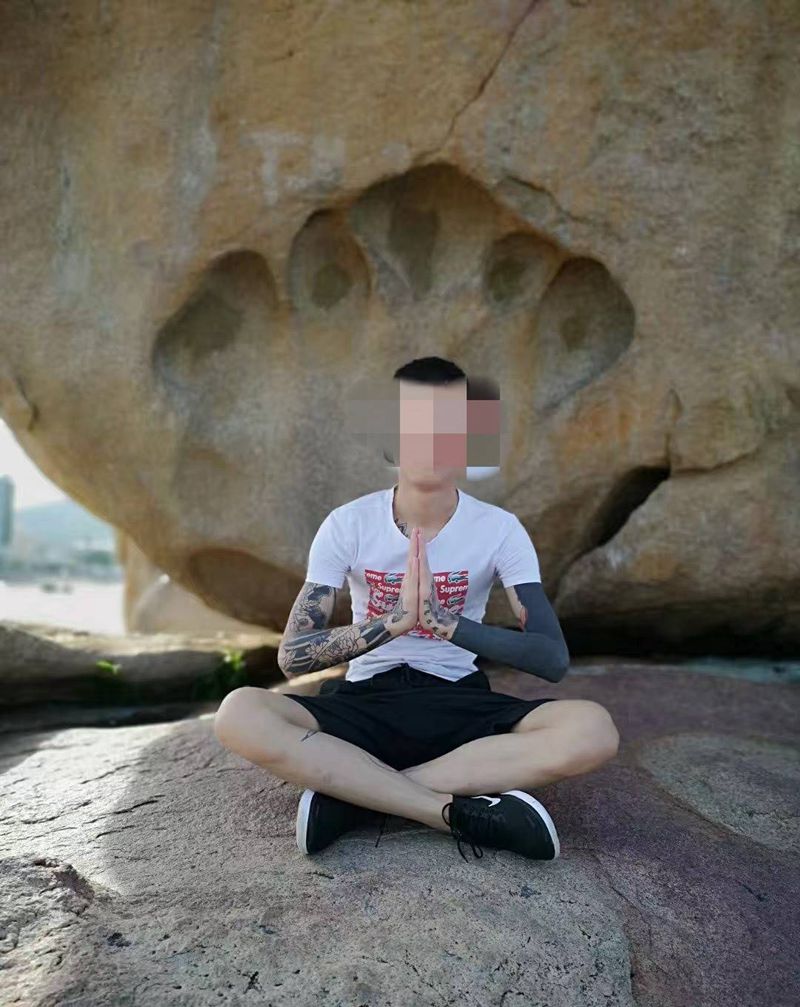 一边日式一边黑臂未完成纹身图片