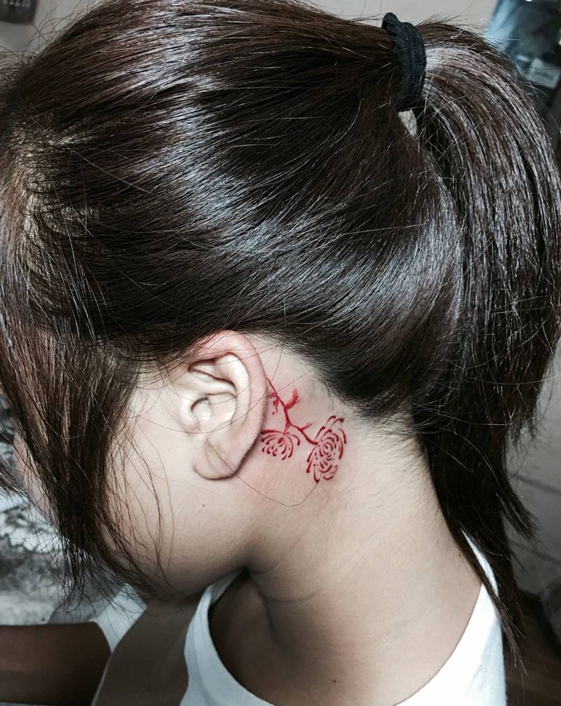 耳后红色菊花纹身图片