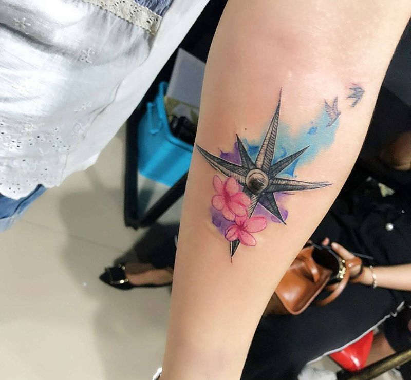 美化一下胳膊上一个大痣～ 水彩指南针纹身图片