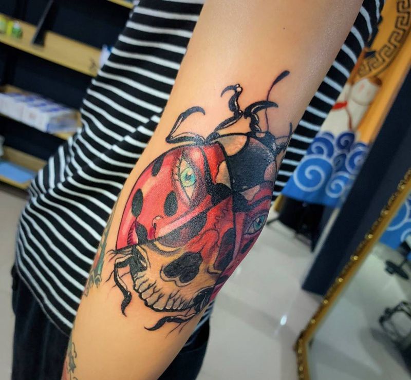 胳膊肘 七星瓢虫纹身图片