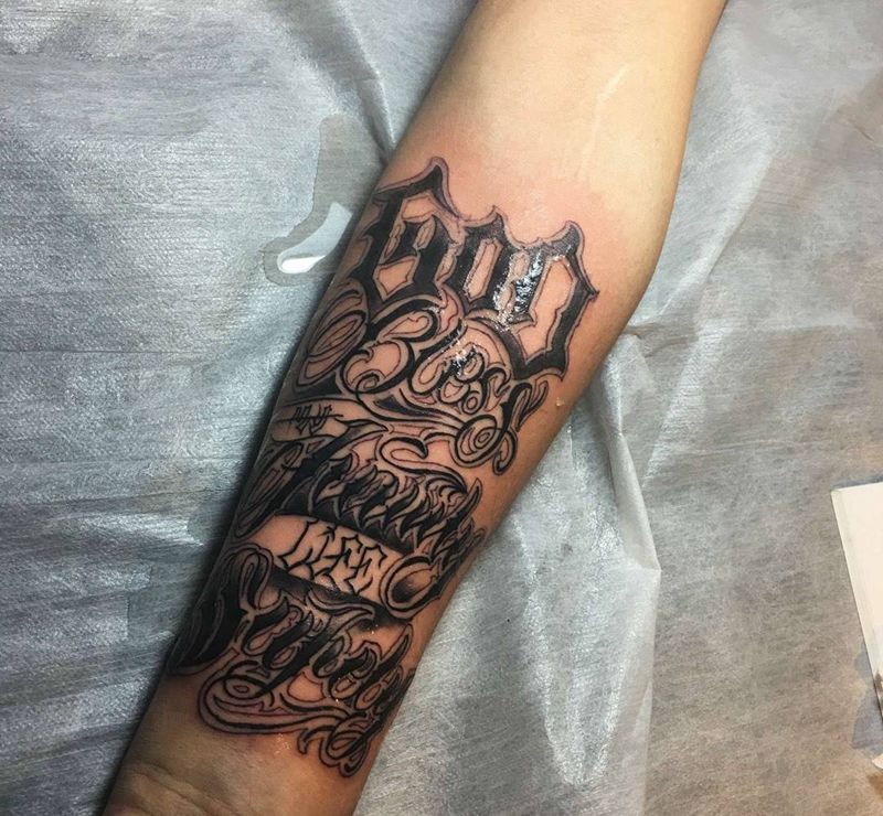 奇卡诺花体英文小臂纹身图片