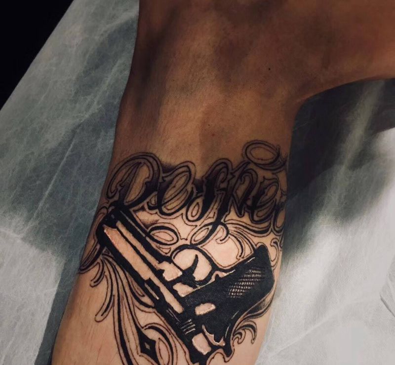 花体字纹身图片_腿部花体字纹身图案