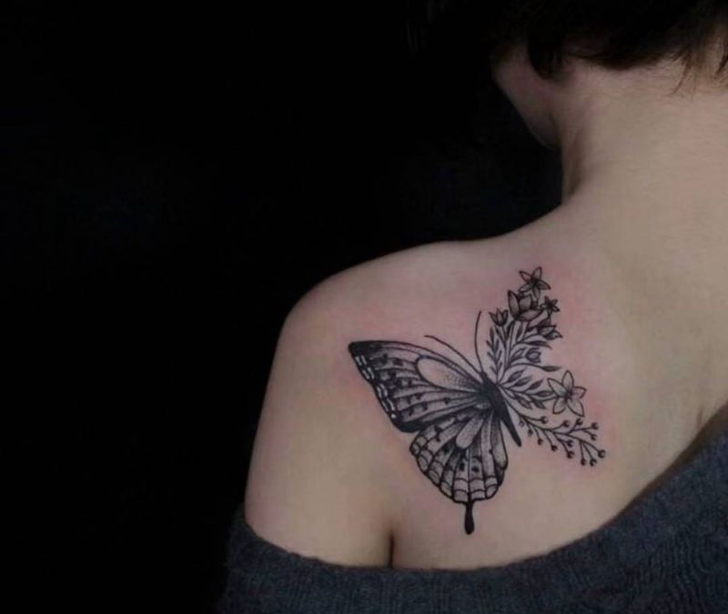 蝴蝶纹身图片_肩部纹身图案