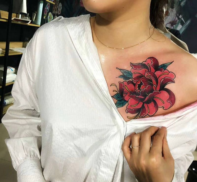 一枚锁骨遮盖纹身图片