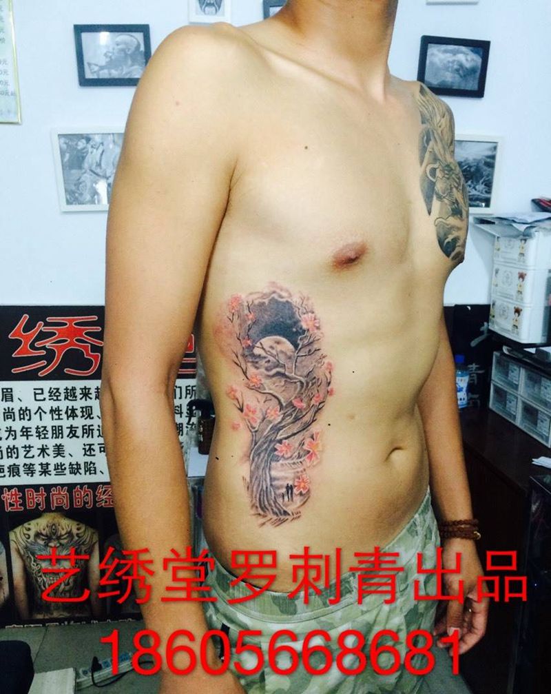 月圆樱花树下的天伦之乐纹身图片