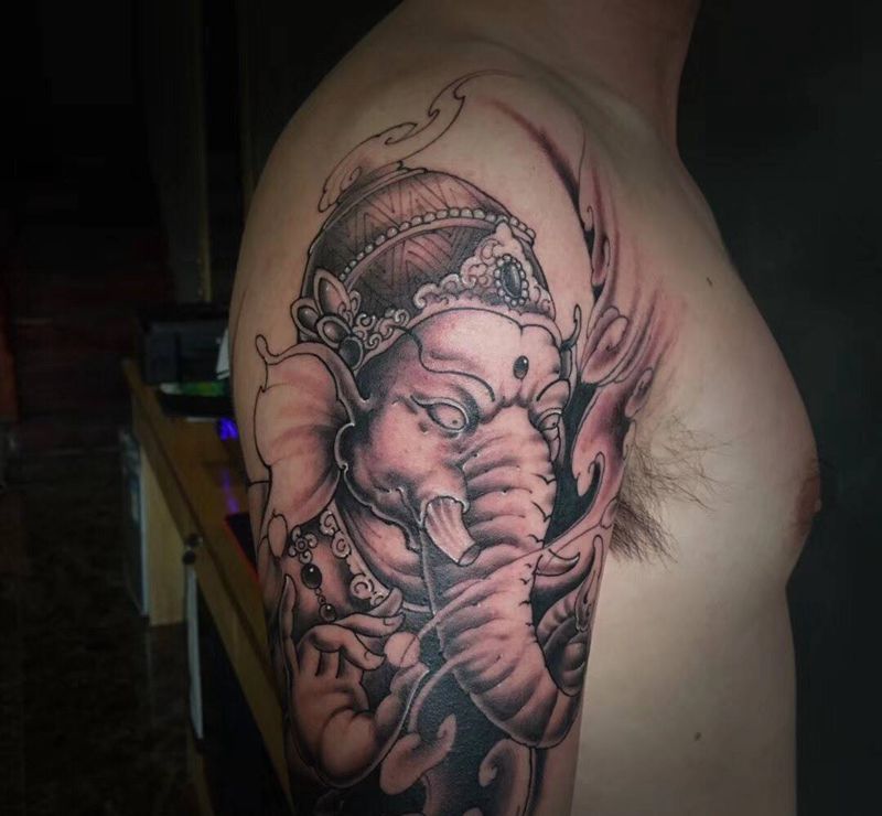 象神纹身图片_肩部新传统纹身图案