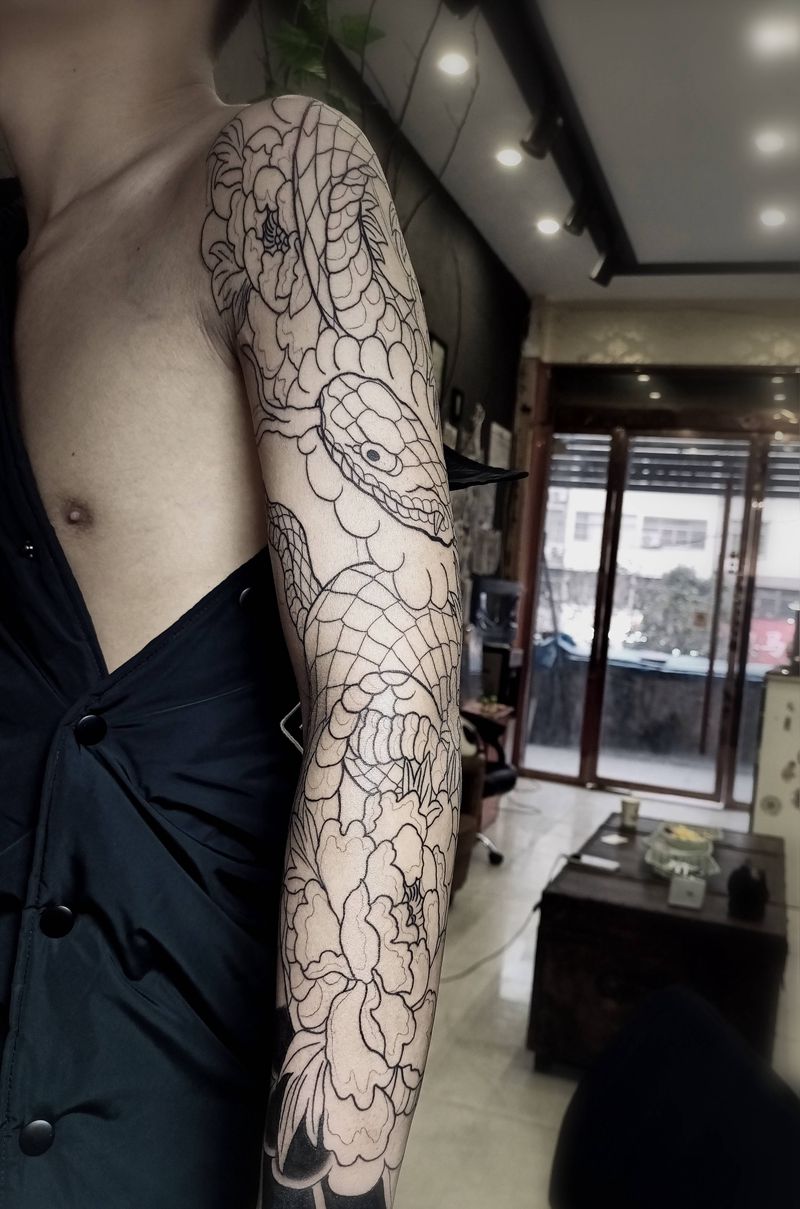 日式花臂蛇纹身图片_手臂新传统老传统日式蛇花臂纹身图案