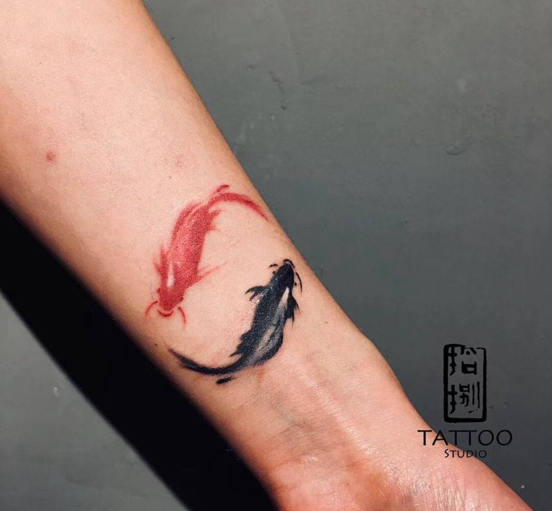 水墨鱼纹身图片_手臂手部水墨纹身图案