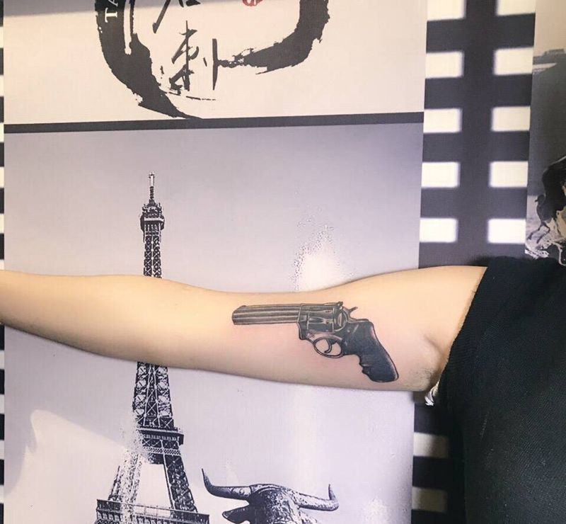 枪纹身图片