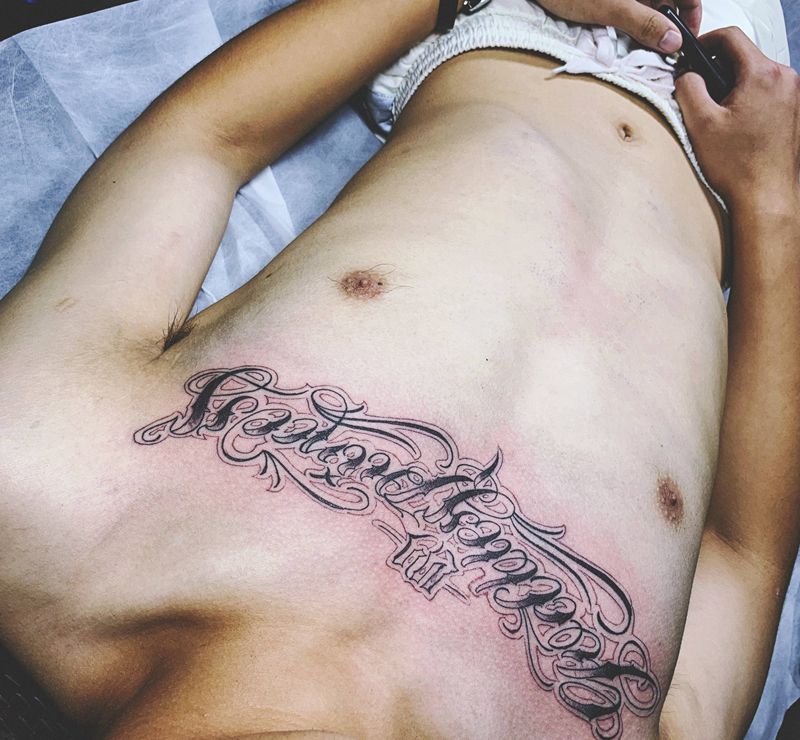 花体英文小花胸纹身图片