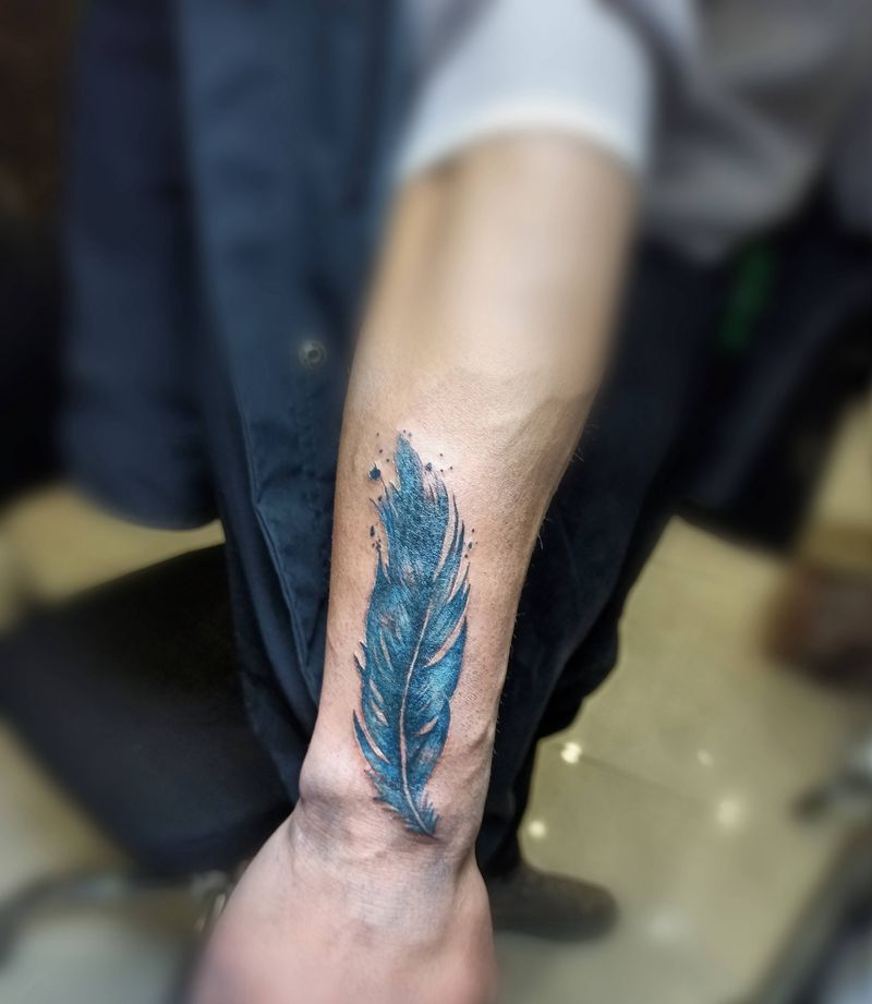 羽毛遮盖疤痕纹身图片_手臂水彩羽毛纹身图案