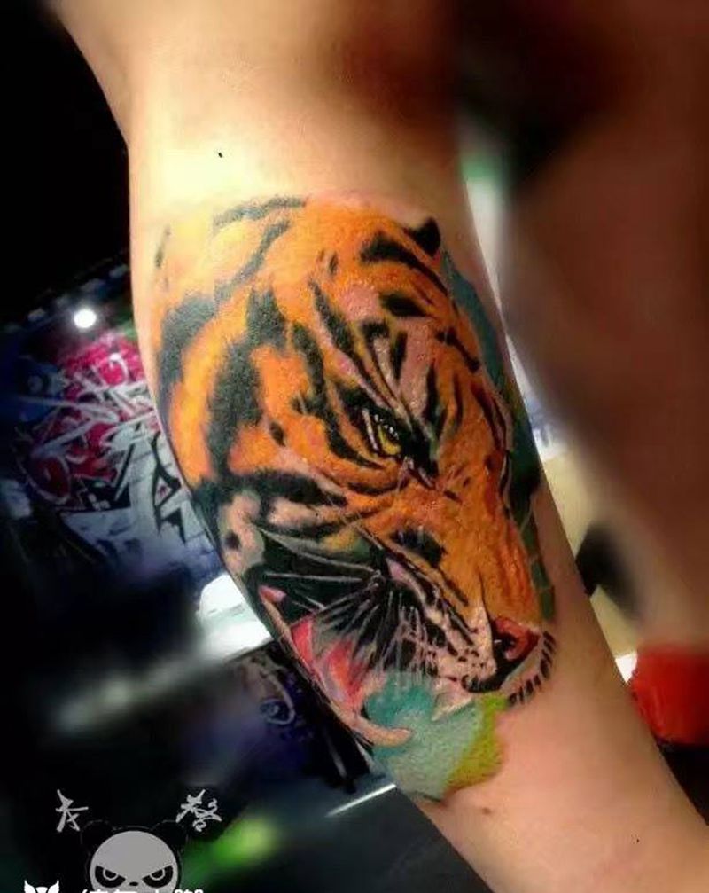 彩色写实老虎纹身图片