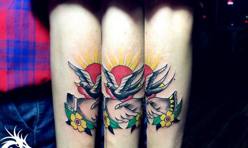 小臂两枚同款纹身图片