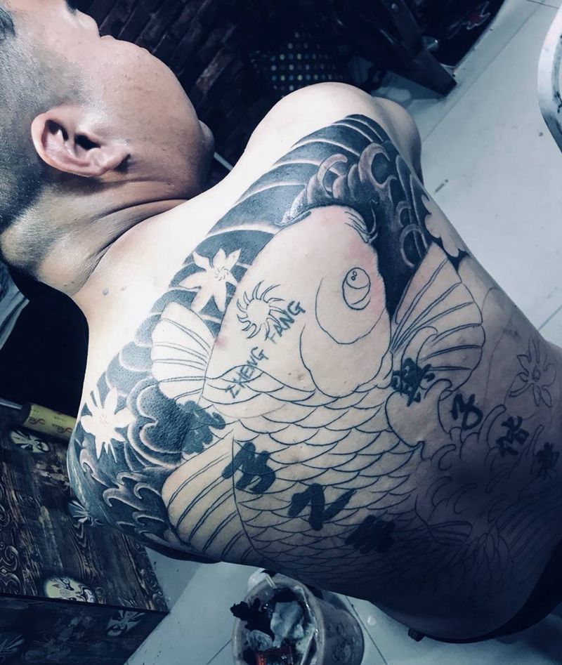 鲤鱼遮盖纹身图片_背部传统动物遮盖纹身图案