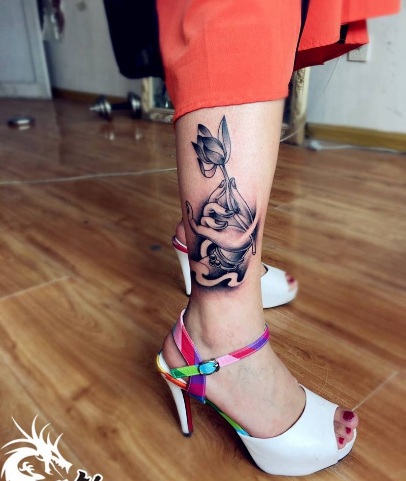 美女小腿佛手莲花纹身图片