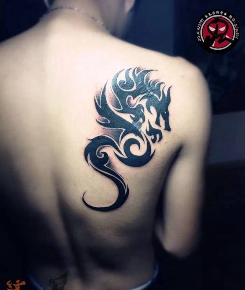 图腾龙纹身图片_成品背部传统图腾纹身图案