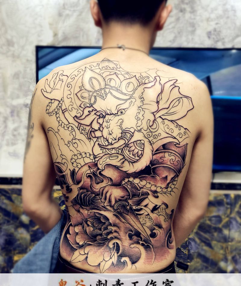 满背纹身图片_背部纹身图案