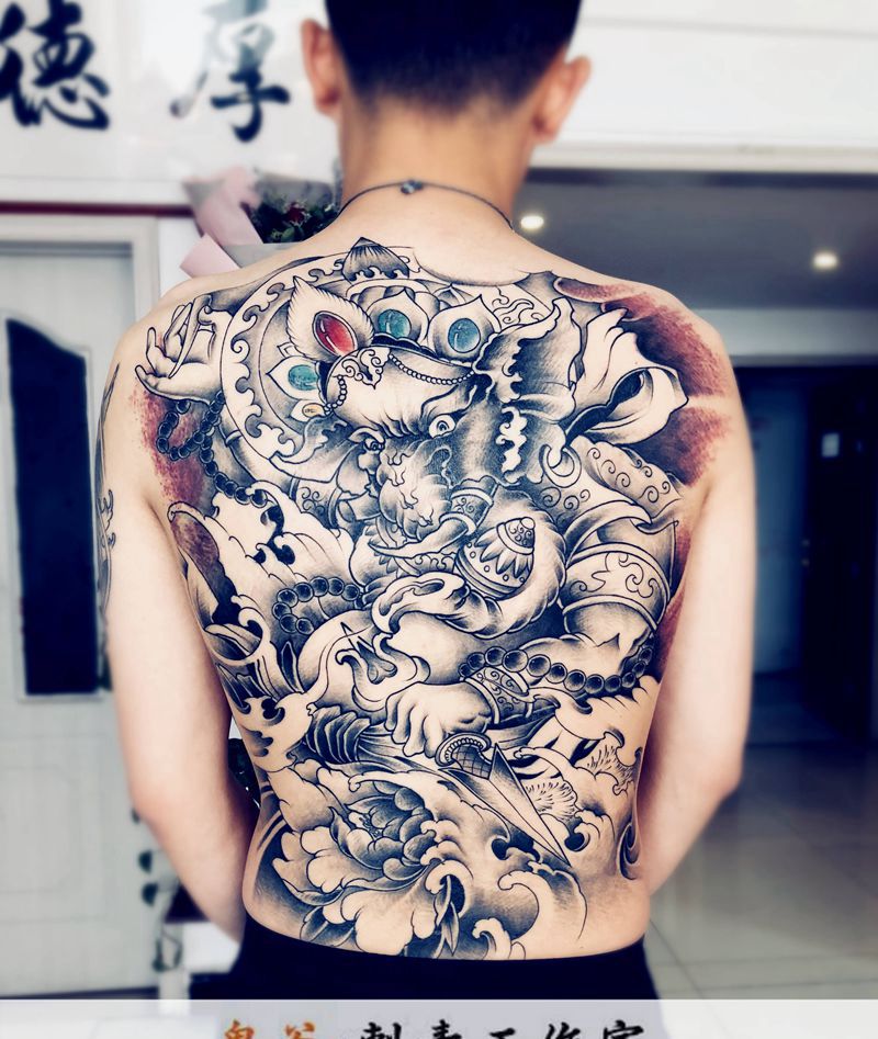 满背纹身图片_背部纹身图案