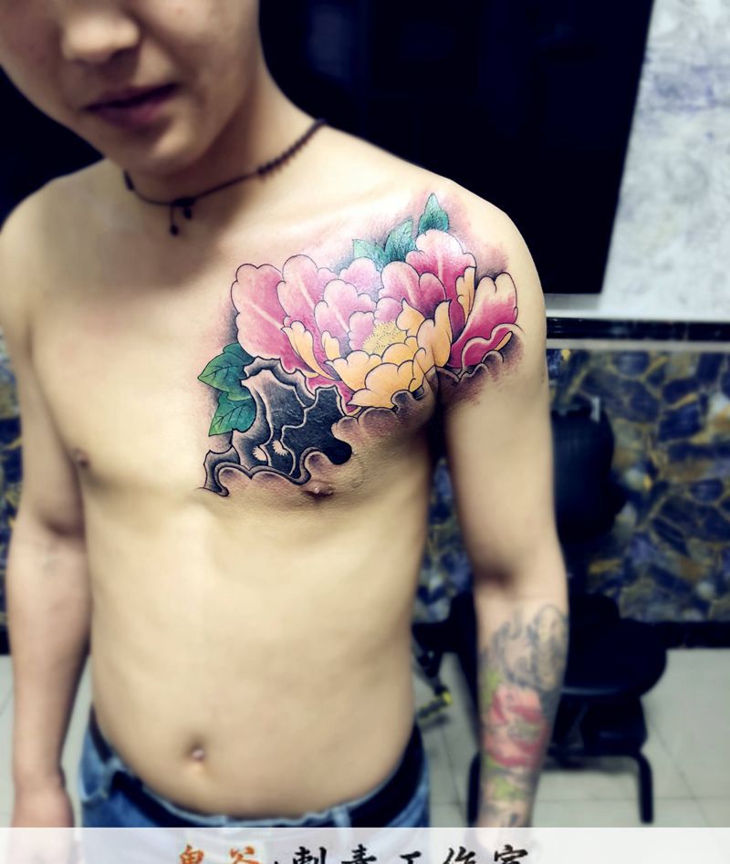 花纹身图片_胸部纹身图案