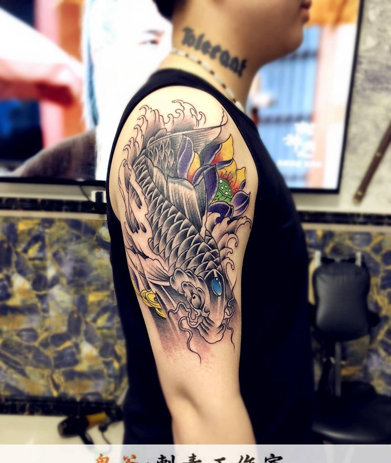 大臂鱼纹身图片_新传统纹身图案