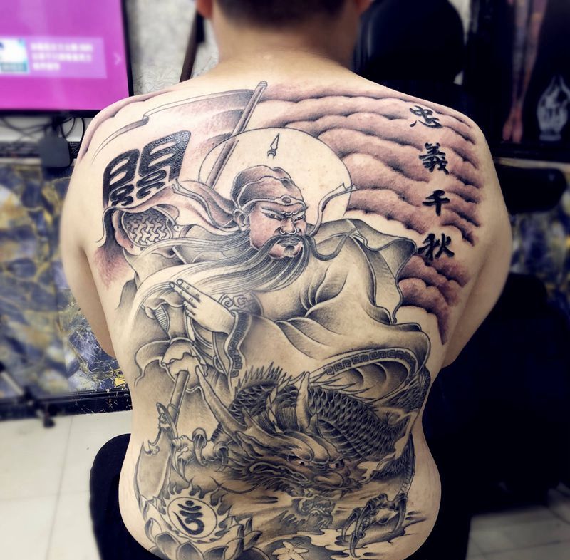 满背纹身图片_背部纹身图案