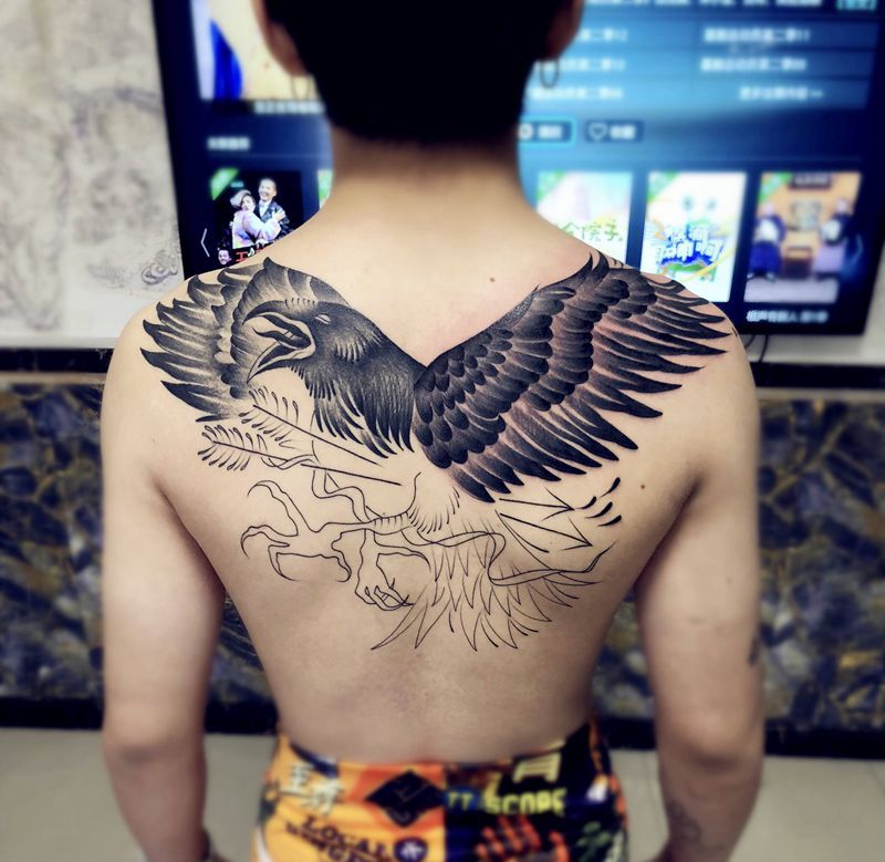 乌鸦纹身图片_背部纹身图案