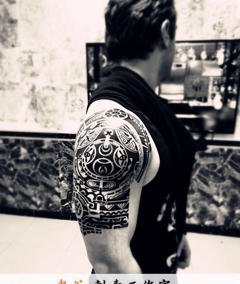 大臂图腾纹身图片