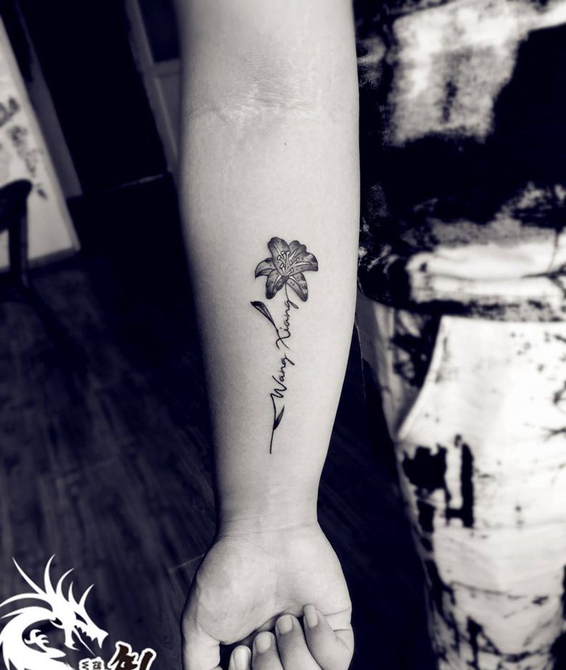 小臂百合纹身图片