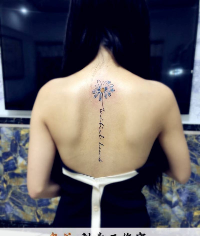 美女背部纹身图片