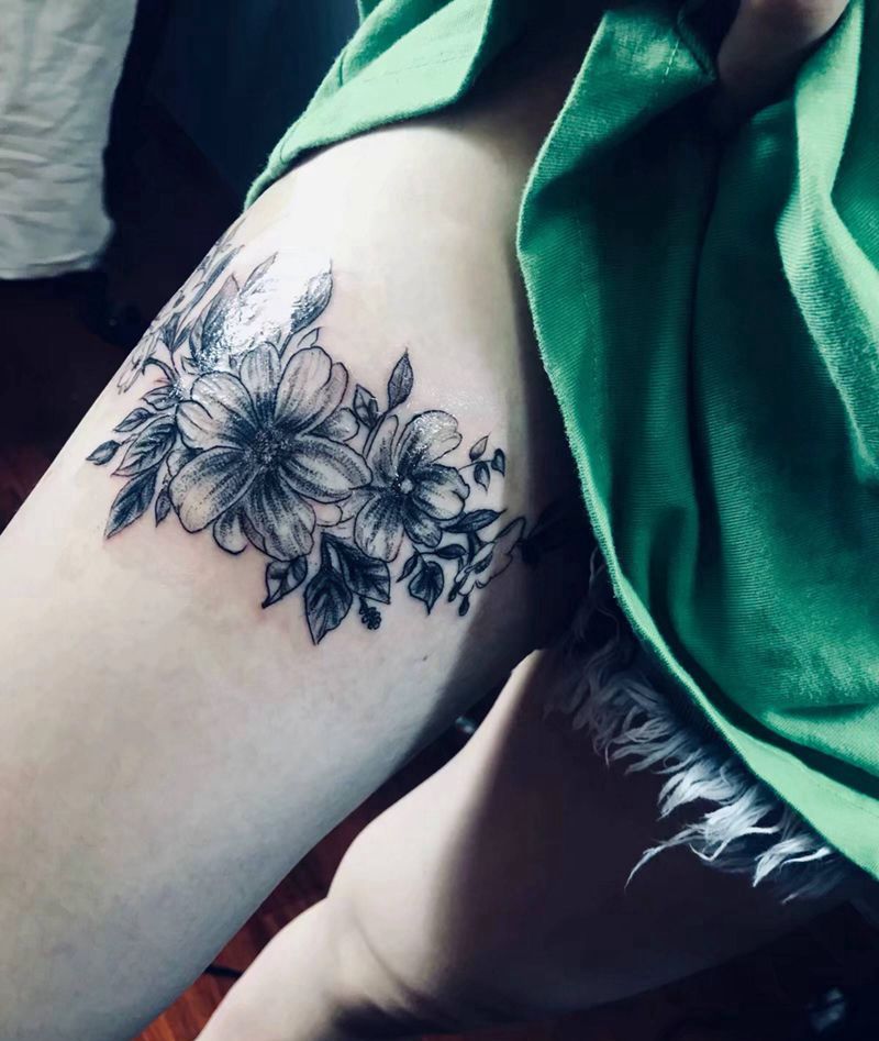 素花纹身图片_腿部点刺素花纹身图案