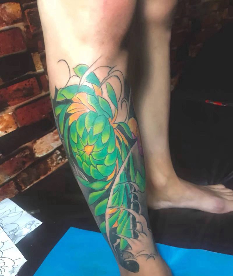 包小腿纹身图片_腿部新传统菊花荷花纹身图案