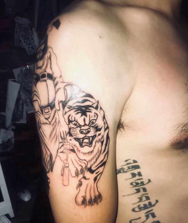 钟馗伏虎纹身图片_肩部手臂新传统大臂钟馗老虎纹身图案