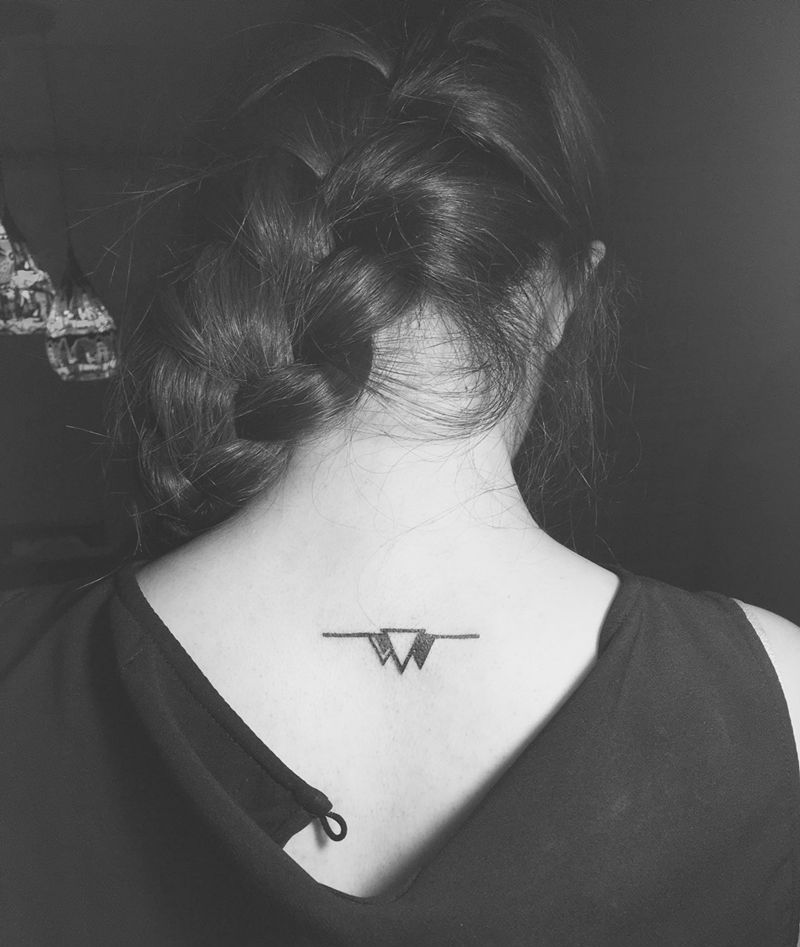 颈后几何三角纹身图片