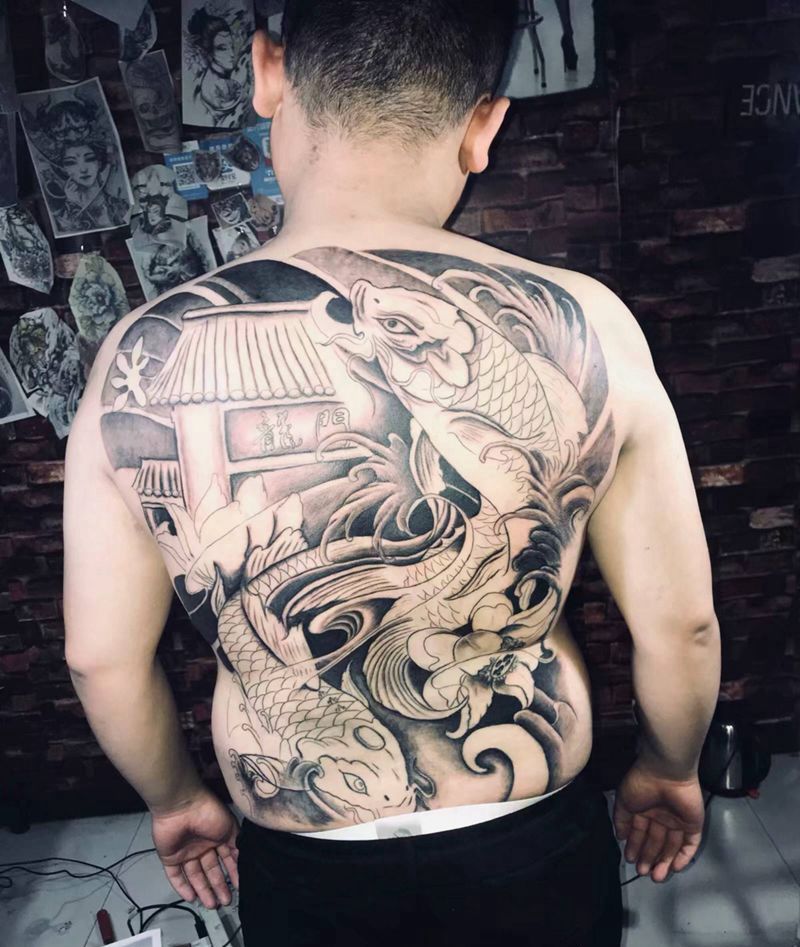 鲤鱼跃龙门纹身图片_背部新传统鲤鱼纹身图案